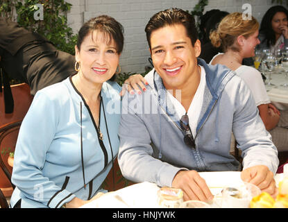 Mario Lopez assiste à la Scott bon sens Fête des Mères Brunch avec sa mère au Gramercy Park Hotel à New York, NY Le 6 mai 2007 Banque D'Images