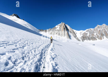 En route pour les montagnes, Courmayeur, Italie, Alpes, Europe, UNION EUROPÉENNE Banque D'Images