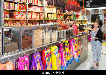 Boutique d'aliments séchés chinois dans le quartier chinois, Bangkok, Thaïlande Banque D'Images