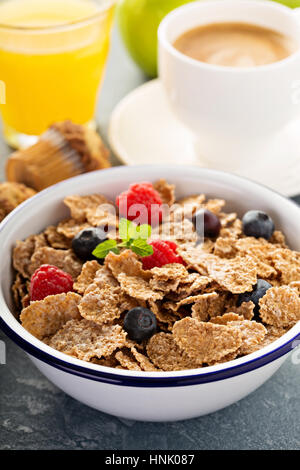 Complet avec céréales multigrains sain aux petits fruits pour le petit déjeuner Banque D'Images
