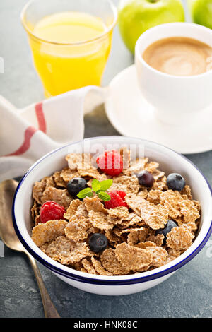 Complet avec céréales multigrains sain aux petits fruits pour le petit déjeuner Banque D'Images