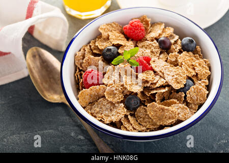 Complet avec céréales multigrains sain aux petits fruits pour le petit déjeuner Banque D'Images