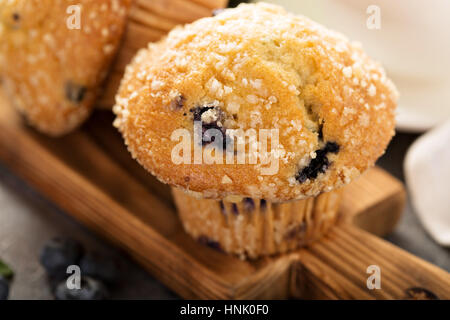 Muffins aux bananes et aux bleuets avec le café pour le petit-déjeuner sur la table gros plan Banque D'Images