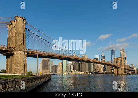 Le centre-ville de Manhattan et Brooklyn Bridge, vue sur les toits de Brooklyn Bridge Park. Aug, 2016. New York City, États-Unis Banque D'Images