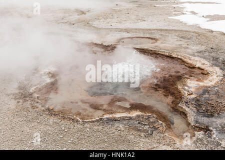 Cliff Geyser. Bassin de sable noir. Sept, 2016. Le Parc National de Yellowstone, Wyoming, USA Banque D'Images