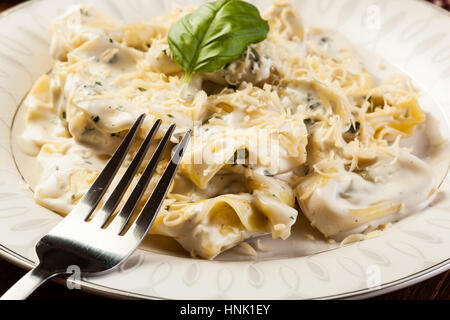 Tortellini italien à la crème de basilic et parmesan Banque D'Images