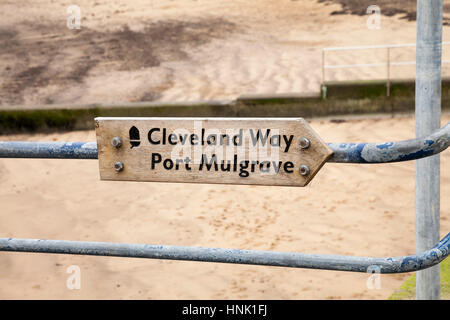 Panneau en bois sur une clôture en Staithes, North Yorkshire Angleterre, montrant Cleveland Way et Port Mulgrave Banque D'Images