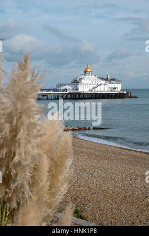 Eastbourne pier de la promenade avec l'herbe de la pampa en premier plan Banque D'Images