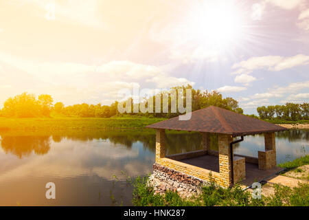 Belle alcôve sur un lac au printemps journée ensoleillée avec un soleil éclatant. Effet doux. Banque D'Images