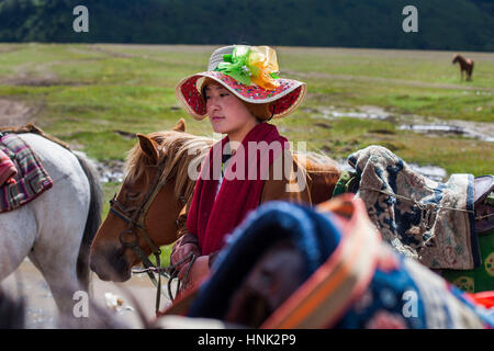 Portrait d'une femme avec ses chevaux Khampa Banque D'Images