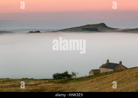 Mur d'Hadrien : tôt le matin le brouillard d'automne obscurcit Crag Lough mais pas lointain Winshields Crags - vu de près de Hotbank Farm Banque D'Images