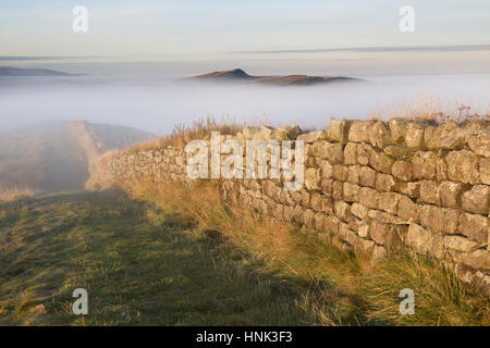 Mur d'Hadrien : à l'ouest de Hotbank Crags sur un matin d'automne, Misty, avec Winshields Crags visibles à l'horizon Banque D'Images