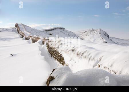 Mur d'Hadrien, après une lourde chute de neige : à l'ouest de rochers vers Housesteads Milecastle 37, Cuddy's Crags et Hotbank Crags Banque D'Images