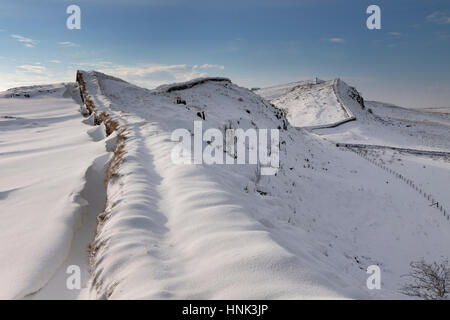 Mur d'Hadrien, après une lourde chute de neige : à l'ouest de rochers vers Housesteads Milecastle 37, Cuddy's Crags et Hotbank Crags Banque D'Images