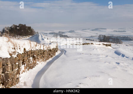 Mur d'Hadrien : à l'est sur les rochers à proximité de Housesteads Milecastle 37 (qui est en grande partie masquée par la neige profonde) Banque D'Images