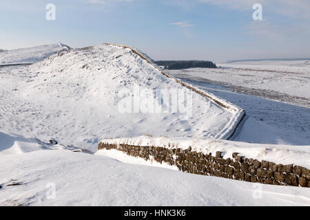 Mur d'Hadrien en hiver : la vue de l'ouest du bord de falaises de Housesteads, près de Milecastle 37 - Regard sur l'Cuddy Crags Banque D'Images