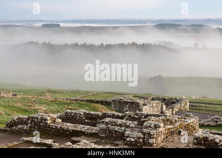 Mur d'Hadrien, Fort romain de Housesteads : la vue au sud sur une partie du reste de la maison du Commandant sur un jour d'automne brumeux Banque D'Images