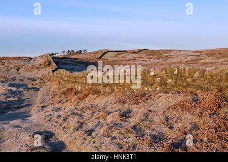 Mur d'Hadrien en hiver : la vue vers l'ouest vers Alloa Lea et à Walltown rochers escarpés, d'un peu à l'ouest de la colline du Cockmount Banque D'Images