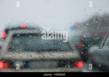 Mauvais temps conduire sur une autoroute - Traffic Jam Banque D'Images