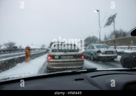 Mauvais temps conduire sur une autoroute - Traffic Jam Banque D'Images