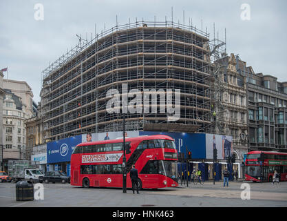 Piccadilly Circus panneaux publicitaires coupé permettant à une seule nouvelle écran ultra-haute définition à être installé à l'automne 2017. Banque D'Images