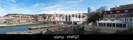 L'horizon de la ville de Bilbao, avec vue sur le Museo Maritimo Ria, le musée maritime situé sur le côté gauche de la rivière Nervion Banque D'Images