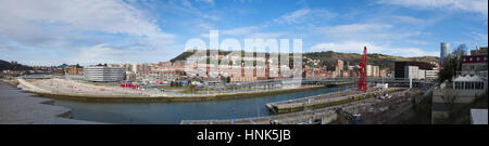 L'horizon de la ville de Bilbao, avec vue sur le Museo Maritimo Ria, le musée maritime situé sur le côté gauche de la rivière Nervion Banque D'Images