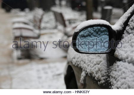 Un miroir de voiture et les sièges recouverts de neige après une bonne bordée de neige en hiver au centre-ville de Budapest, Hongrie Banque D'Images