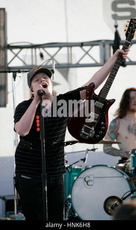 Patrick Stump effectue avec le groupe Fall Out Boy durant la deuxième édition de la célébrité de DirecTv Beach Bowl à Scottsdale, AZ le Jeudi, Janvier 31, 2008, dans la région de Phoenix. Photo par Francis Specker Banque D'Images