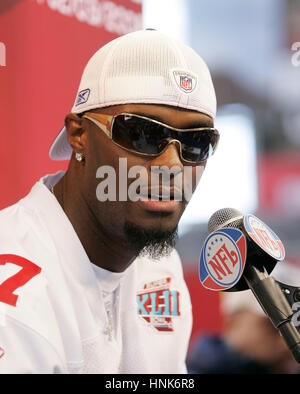 New York Giants Plaxico Burress est interviewé par les journalistes à la Journée des médias pour le Super Bowl XLII de l'University of Phoenix Stadium de Glendale, AZ, le 29 janvier 2008. Photo par Francis Specker Banque D'Images