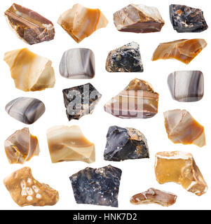 Collection de silex brut a chuté et pierres minérales isolé sur fond blanc Banque D'Images