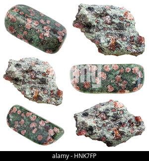 Collecte de différentes matières premières minérales a chuté et l'éclogite pierres grenat almandin rouge avec (pyrope), dans l'omphacite (gris vert) matrice isolé sur whit Banque D'Images