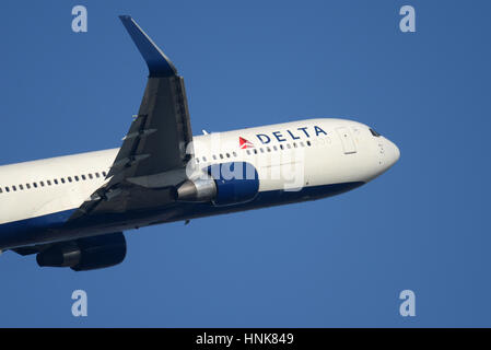 Delta Air Lines Boeing 767-332ER avion à réaction N1201P décollant de l'aéroport de Londres Heathrow dans un ciel bleu. Compagnie aérienne Delta Airlines Banque D'Images