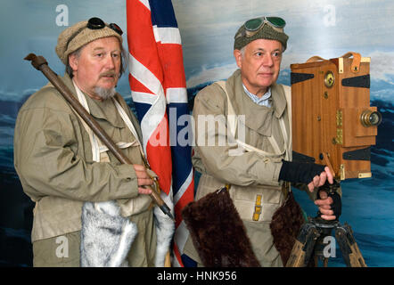 L'explorateur polaire reenactors, bob leedham (barbe) et mick Parker, qui s'habillent de vêtements authentiques et d'utiliser du matériel période Banque D'Images