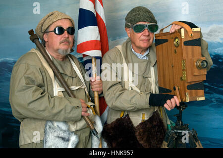 L'explorateur polaire reenactors, bob leedham (barbe) et mick Parker, qui s'habillent de vêtements authentiques et d'utiliser du matériel période Banque D'Images