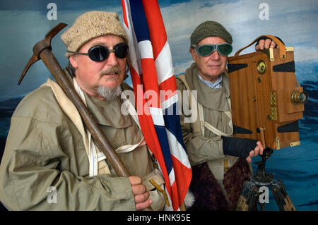 L'explorateur polaire reenactors, bob leedham (barbe) et mick Parker, qui s'habillent de vêtements authentiques et d'utiliser du matériel période Banque D'Images