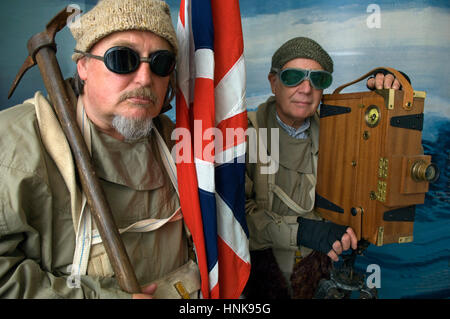 L'explorateur polaire reenactors, bob leedham (barbe) et mick Parker, qui s'habillent de vêtements authentiques et d'utiliser du matériel période Banque D'Images