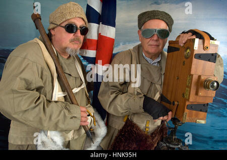 L'explorateur polaire reenactors, bob leedham (barbe) et mick Parker, qui s'habillent de vêtements authentiques et d'utiliser du matériel période Banque D'Images