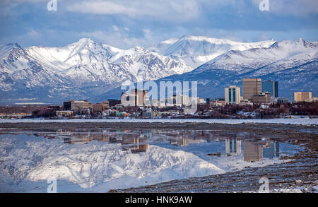 Anchorage, Alaska Skyline avec une réflexion d'hiver dans l'entrée Banque D'Images