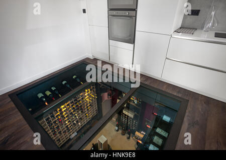 Cave à vin. Un vin réfrigéré chambre, le plafond de verre est en fait le plancher de la cuisine. Salle des vins. Banque D'Images