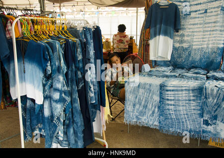 Ma boutique de vêtements fashion cravate teinture indigo batik vêtements Mauhom beaucoup de couleurs naturelles dans la conception de la culture traditionnelle thai festival à Tha Nam Marché Non Banque D'Images