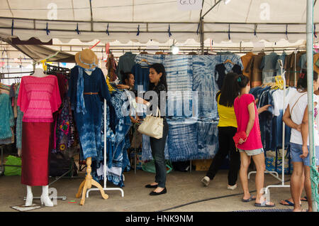 Les thaïs shopping et vente vêtements dans ma boutique de vêtements fashion cravate teinture batik indigo couleur naturelle de nombreux design de marché le 26 juillet 2016 à nont Banque D'Images