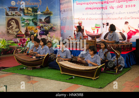 Les étudiants thaïlandais groupe jouant des instruments de musique traditionnelle thaïlandaise concert montrent des gens dans la culture traditionnelle thai festival le 26 juillet, 2016 dans Nonthabur Banque D'Images