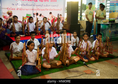 Les étudiants thaïlandais angklung groupe jouant de montrer aux gens d'instruments de musique dans la culture traditionnelle thai festival à Tha Nam sur le marché le 26 juillet 2016 à nont Banque D'Images