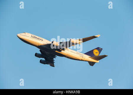 Lufthansa Airlines Boeing 747-400 D-ABVZ après le décollage de l'aéroport de Newark (EWR) Banque D'Images