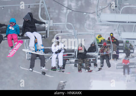 Les snowboarders et skieurs prendre au télésièges haut de Bluebird pente à Lee Canyon à Las Vegas. Banque D'Images