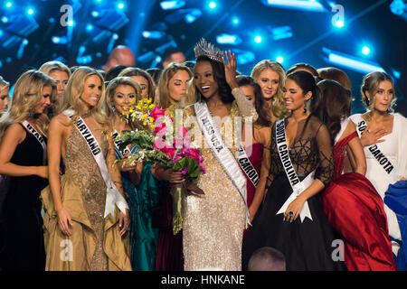 Mlle District de Columbia, Deshauna Barber, célèbre avec les autres candidats après avoir été couronnée Miss USA lors de l'élection de Miss USA pageant 2016. Banque D'Images