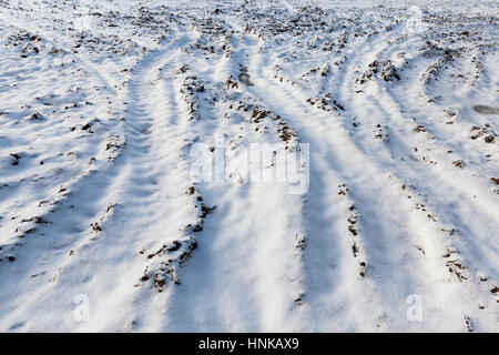 Des traces de la voiture sur la neige Banque D'Images