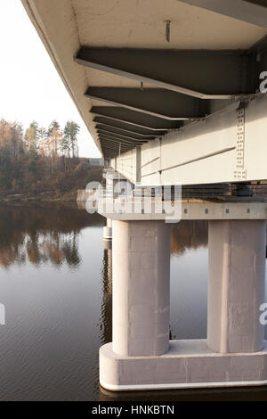 Pont en béton, de l'autre côté de la rivière Banque D'Images