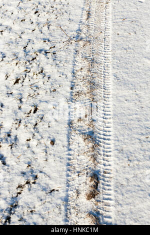 Neige avec des traces de voiture Banque D'Images